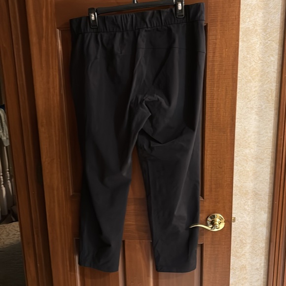 Lululemon Luxtreme On the Fly Crop Pants, Size 12 - Picture 6 of 15